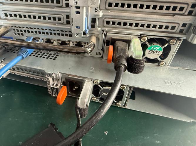 {“title”: “戴爾R730/R630/R720/R740/R430/R620/R820機架式雙路服務器及配件全解析”, “content”: “在企業級IT基礎設施中，戴爾PowerEdge系列機架式服務器憑借穩定的性能、靈活的雙路配置和豐富的配件生態，一直是二手與全新市場中的熱門選擇。從經典的R620、R720到新一代的R730、R740，以及入門級R430和四路旗艦R820，不同型號覆蓋了從中小型企業到大型數據中心的多樣化需求。\n\n## 一、雙路機架式服務器的核心優勢\n戴爾R系列機架式服